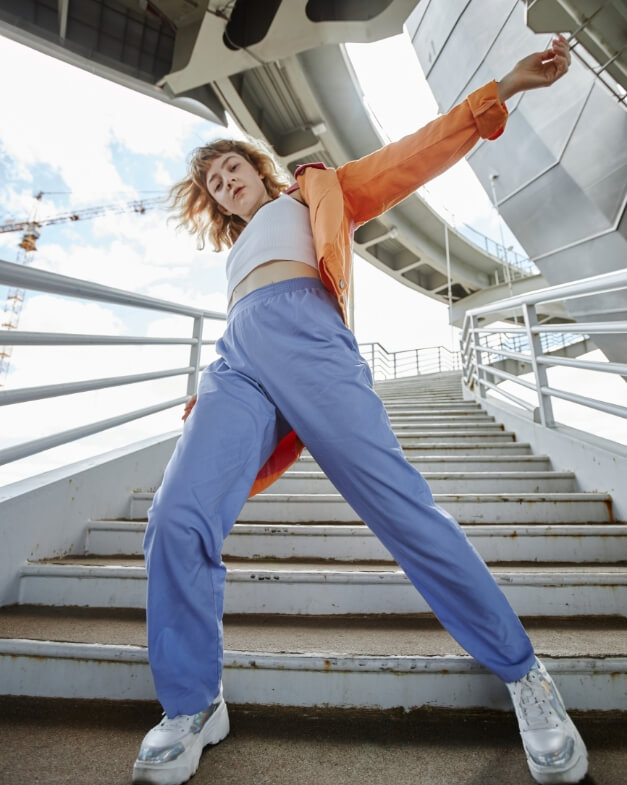 Chica luciendo sneakers plateadas
